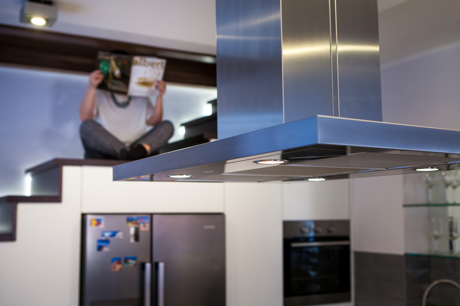 Barbora Sacher: Kuchyň pod schody, Když chcete mít přehled, využijete horní odpočívadlo přímo nad lednicí