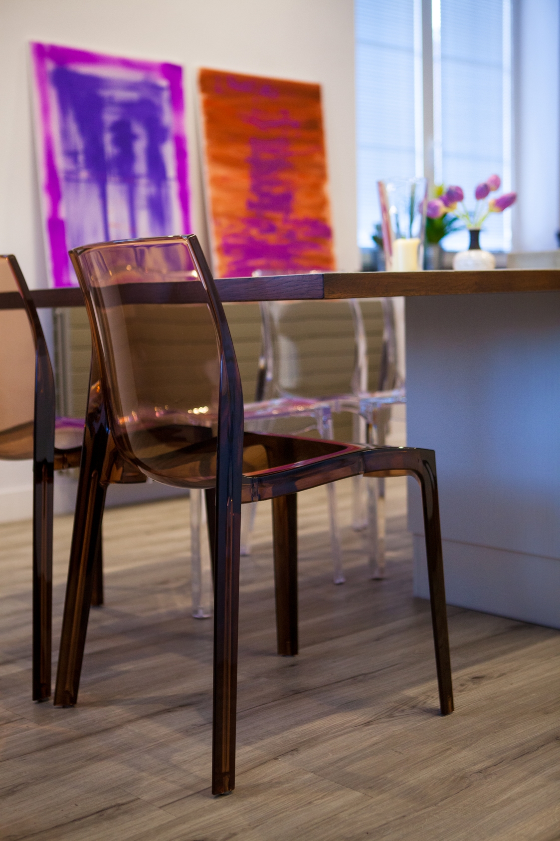 Barbora Sacher: Kuchyň pod schody, Transparentní židle podporují dojem vzdušnosti