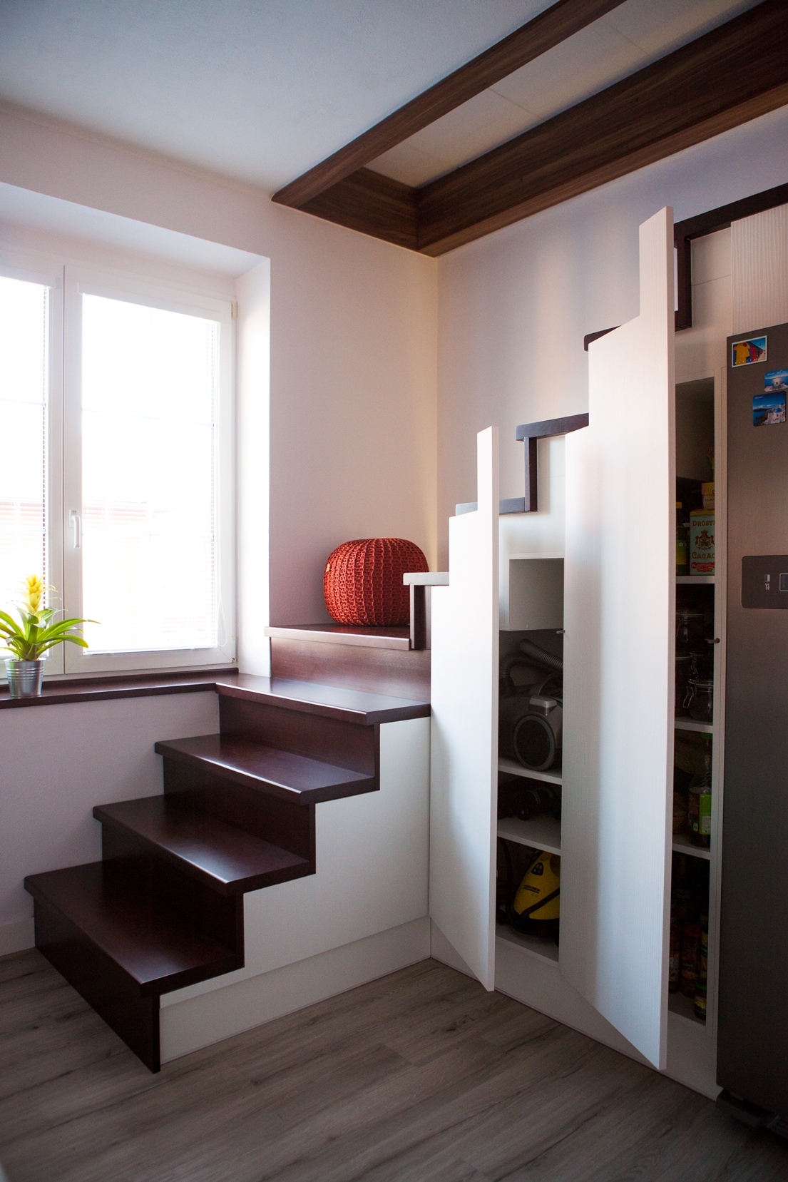 Barbora Sacher: Kuchyň pod schody, Schodiště do patra má velká odpočívadla, na kterých je možné sedět