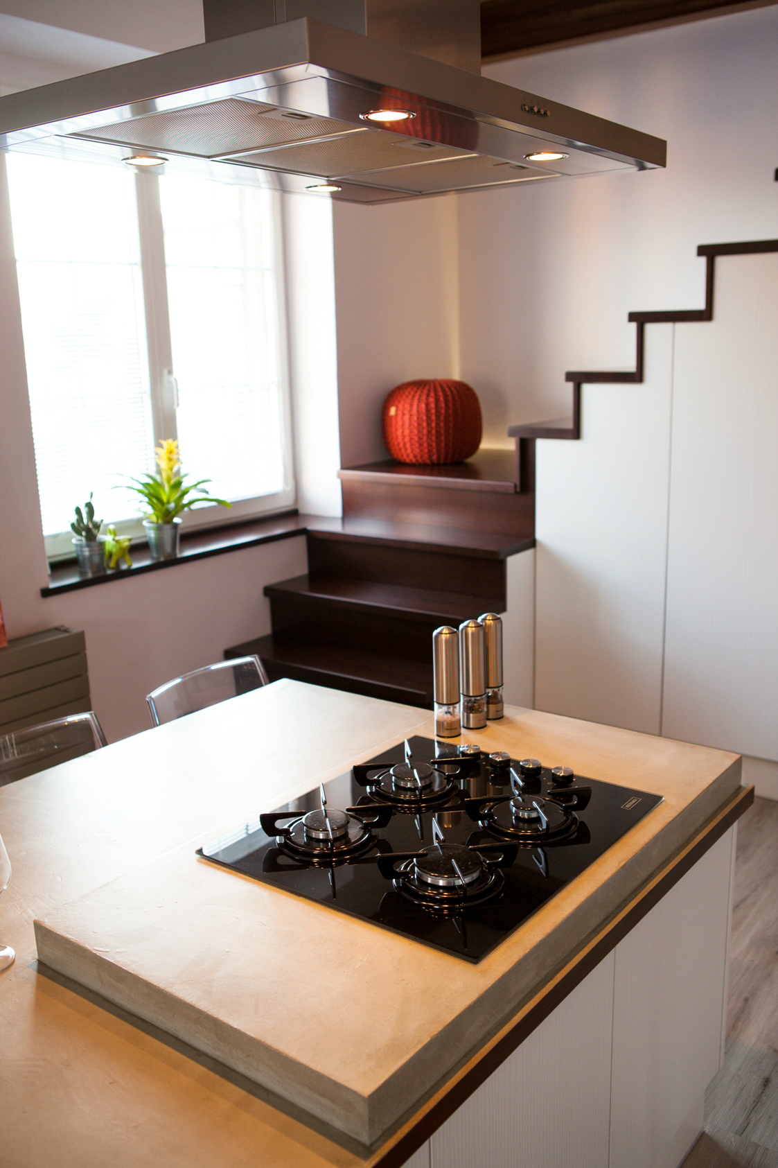 Barbora Sacher: Kuchyň pod schody, Spodní odpočívadlo schodů je záměrně v úrovni parapetu okna