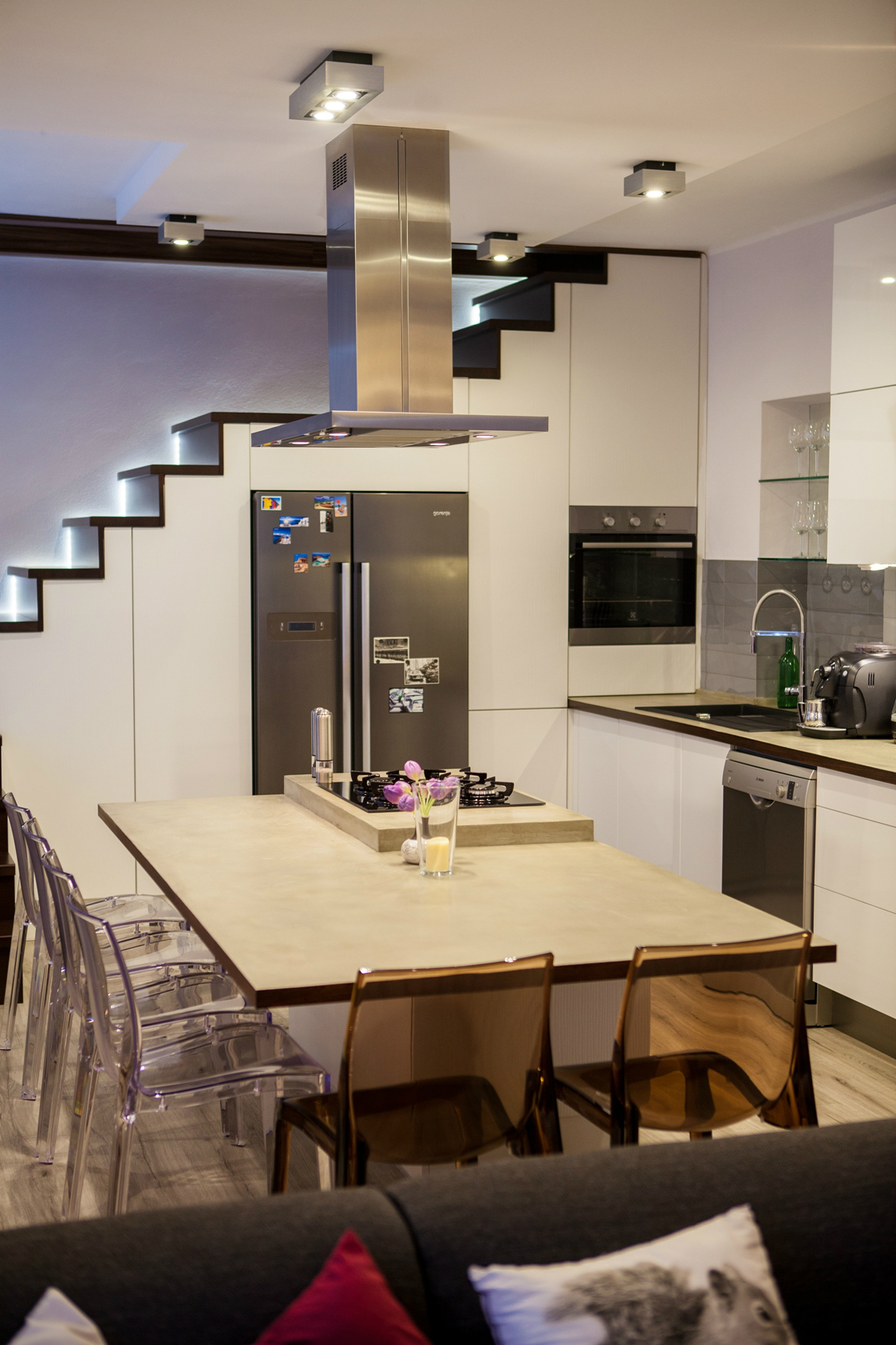 Barbora Sacher: Kuchyň pod schody, Všechny prostory pod schody jsou využité