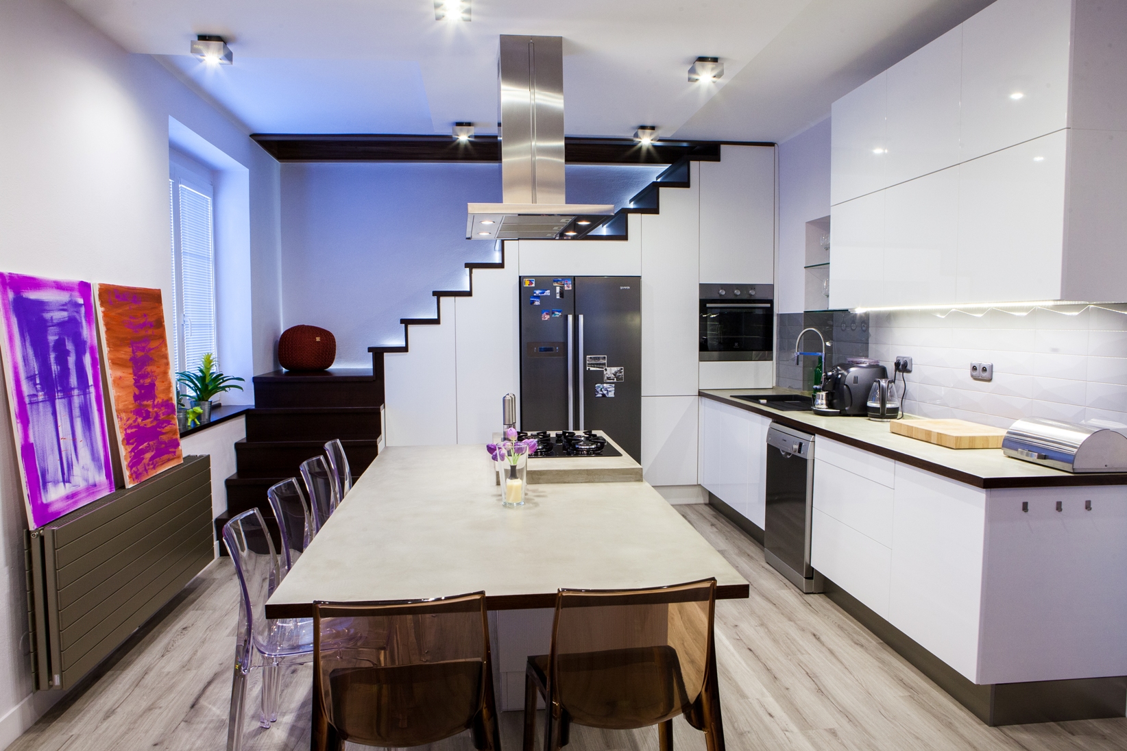 Barbora Sacher: Kuchyň pod schody, Pohled z pohovky do kuchyně